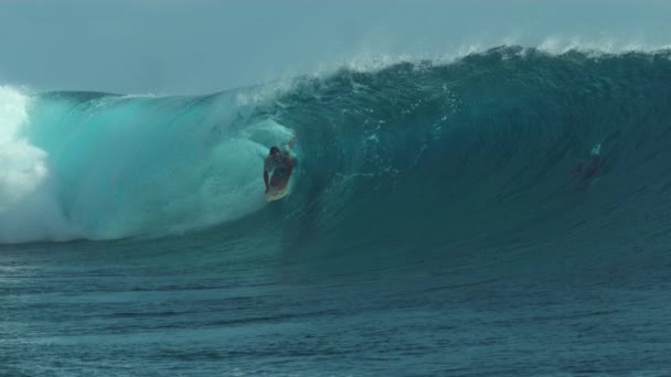 СЛОУ МАЙОН, CLOSE UP: Бесстрашный молодой серфингист катается внутри эффектной бочковой волны. Захватывающий дух снимок изумрудной волны, кёрлинг и брызги над серфером, веселящимся в солнечной Французской Полинезии
. - Кадры, видео
