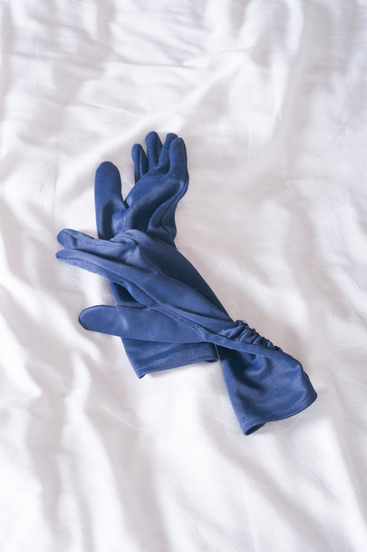 niebieskie rękawice na łóżku - Zdjęcie, obraz