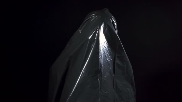 Βίντεο του ανθρώπου σε μαύρο σακούλα σκουπιδιών - Πλάνα, βίντεο