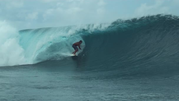 Αργή κίνηση, κοντινό πλάνο: Ακραία surfboarder βόλτες ένα επικό κύμα σμαράγδι βαρέλι στην ηλιόλουστη Teahupoo, Ταϊτή. Pro surfer διασκεδάζοντας ιππασία το επικό κρυστάλλινα κύματα σωλήνα στην εκπληκτική Γαλλική Πολυνησία. - Πλάνα, βίντεο