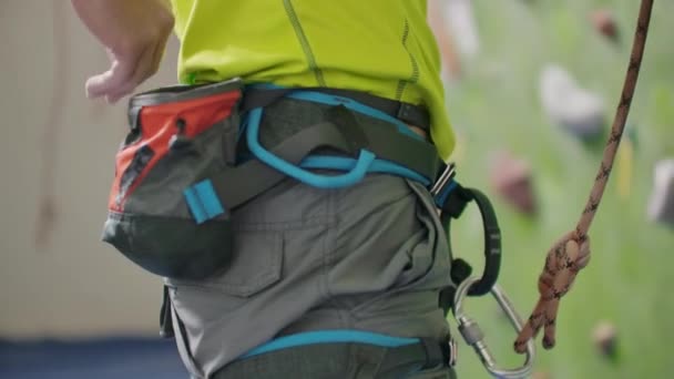 Альпинист прикрепляет страховочную веревку и меловые руки
 - Кадры, видео