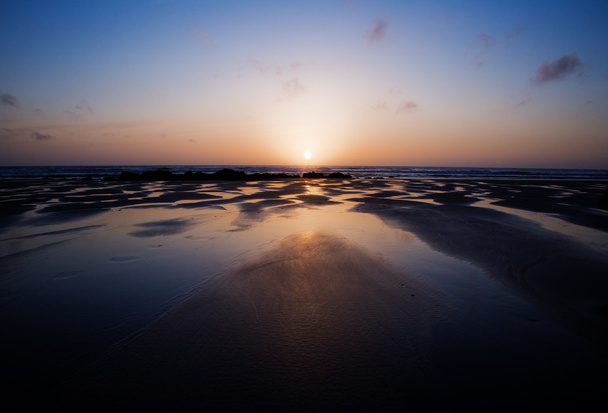 太陽が、コーンウォール、イギリスでぺビーチ - 写真・画像