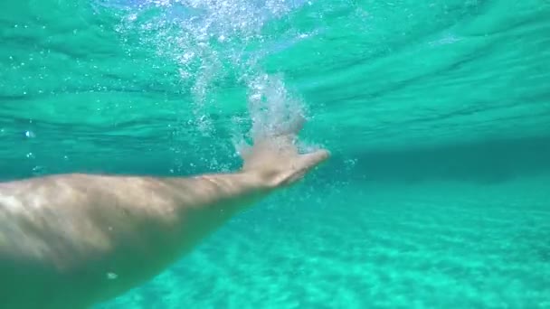 "Повільний рух", "Половина підводні", "Пов: драматичний постріл чоловіка-туриста, який розмахує руками і дихає повітрям, тонувши в центрі бірюзового океану далеко від острова Сардинія.. - Кадри, відео