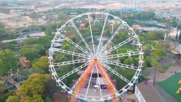 Riesenrad. eine schöne Aussicht von einer Drohne, die in der Nähe des Aussichtsrads vor der Kulisse eines schönen Freizeitparks fliegt. - Filmmaterial, Video