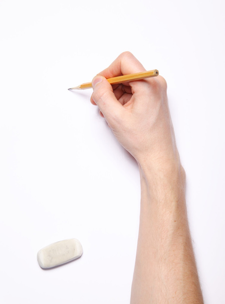 Kuva ihmisen kädestä lyijykynällä ja pyyhkimellä valkoisella
 - Valokuva, kuva