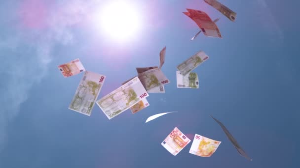 Αργή κίνηση, κοντινό πλάνο: Τα χρήματα πέφτουν από τον ουρανό. Τα χαρτονομίσματα του ευρώ πέφτουν από τον γαλάζιο ουρανό. Επιτυχημένη επιχείρηση φέρνοντας σωρούς από χρήματα. Κερδοφόρα δουλειά και μεγάλος μισθός. Κερδίζοντας λαχείο - Πλάνα, βίντεο