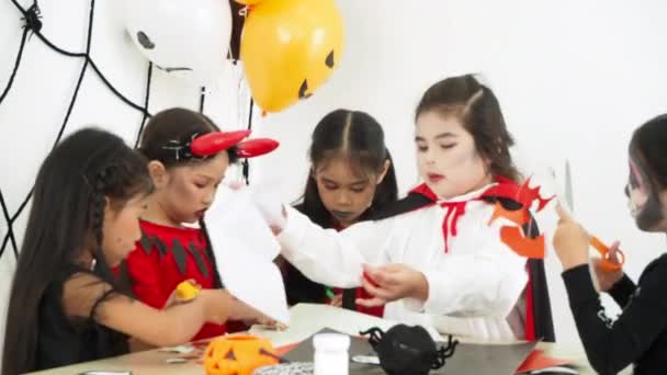 Csoport kis ázsiai lány Halloween jelmez ünnepeljük együtt a nyaralás a Halloween party a szobában - Felvétel, videó