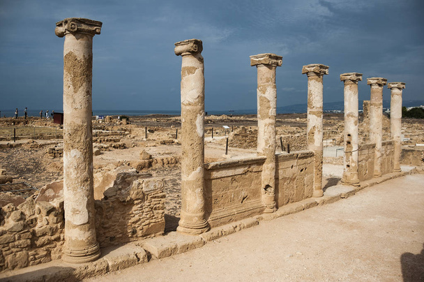 Un terremoto destruyó el primer templo de Apolo en este sitio en el siglo IV aC. Las ruinas de un edificio posterior se han conservado
.      - Foto, imagen