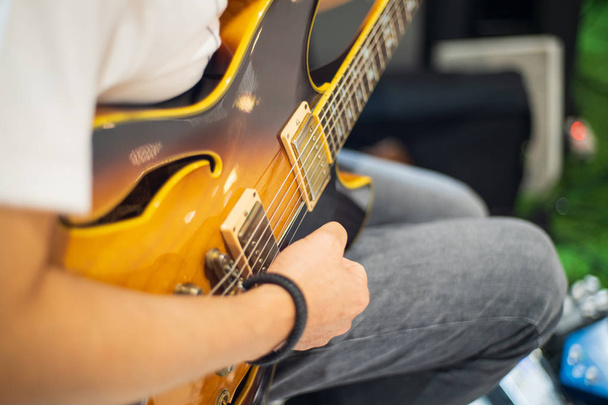 Mãos e guitarras elétricas de jovens guitarristas tocando conceitos de guitarra
 - Foto, Imagem