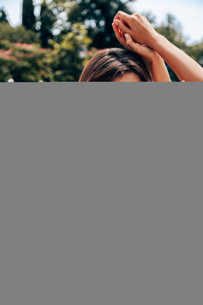 όμορφη γυναίκα με σκούρα μαλλιά στο πολυτελές νυφικό  - Φωτογραφία, εικόνα