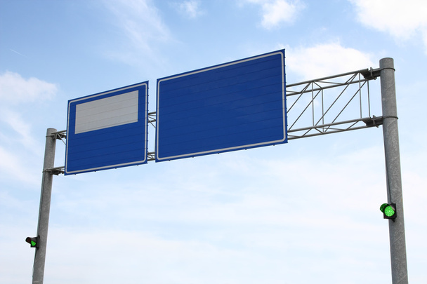 afbeelding van blauwe verkeersbord met groene verkeerslichten op - Foto, afbeelding