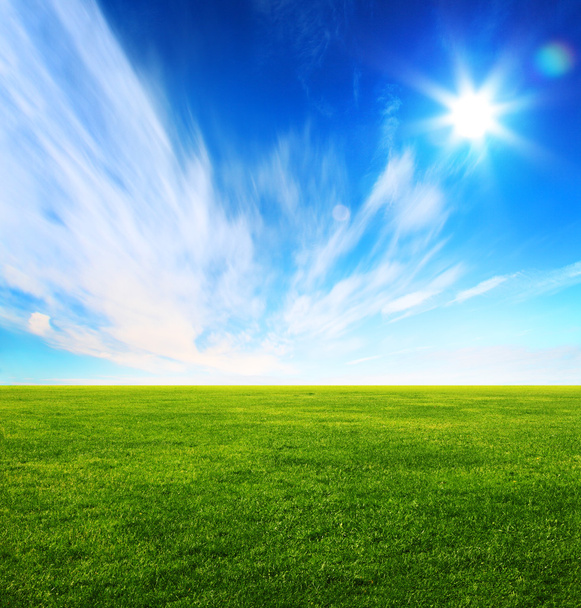 Εικόνα του πράσινου πεδίου γρασίδι και φωτεινό γαλάζιο ουρανό - Φωτογραφία, εικόνα