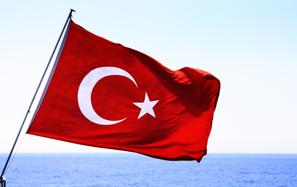 obraz turecki flagi nad morze - Zdjęcie, obraz