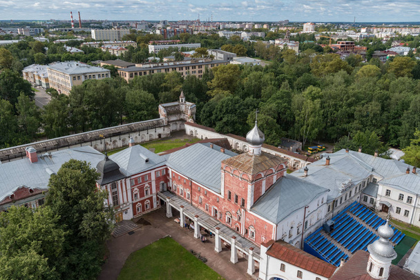 Foto de El patio del Kremlin de Vologda y las murallas de la fortaleza. Vista desde el campanario de la Catedral de Santa Sofía
. - Foto, Imagen