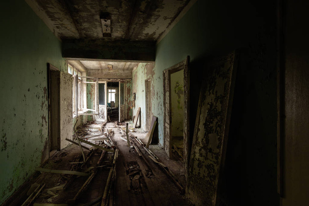 Verlaten corridor in Pripyat ziekenhuis, Chernobyl uitsluitings zone 2019 - Foto, afbeelding