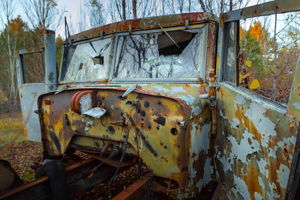 Abandoned truck left outside - Фото, изображение