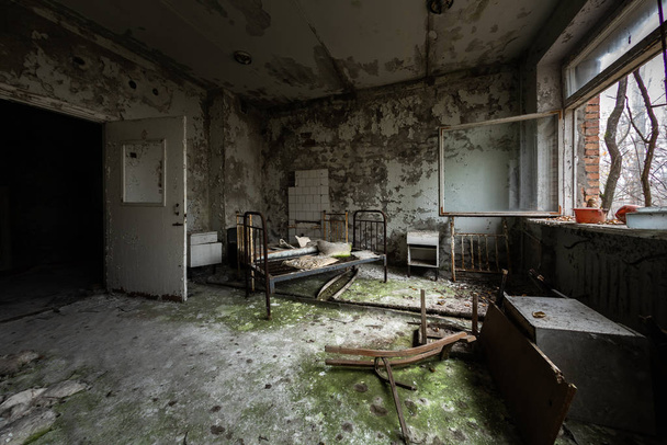 Deserted Hospital room in Pripyat, Chernobyl Excusion Zone 2019 - Foto, afbeelding