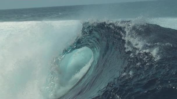 Pomalý pohyb, zblízka: Velká bublající hlavňová vlna se řítí k pobřeží exotického ostrova ve slunném Pacifiku. Skleněné kapky vody zářit v letním slunci jako velké trubice vlny havaruje divoce. - Záběry, video