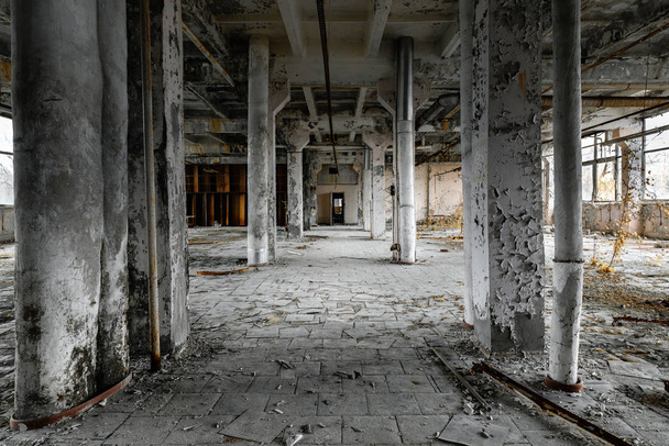 Sala dañada en la fábrica de Júpiter, zona de exclusión de Chernobyl 2019
 - Foto, Imagen