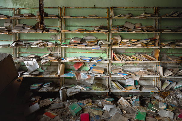 Abandoned bookstore with shelves full of worn books - Foto, imagen