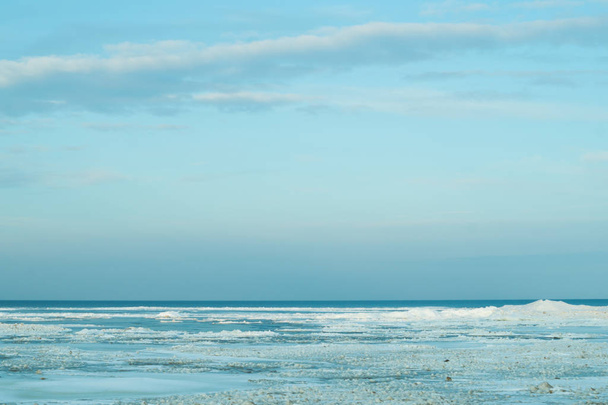 Blue frozen lake with the sky. winter landscape. horizon line - Φωτογραφία, εικόνα