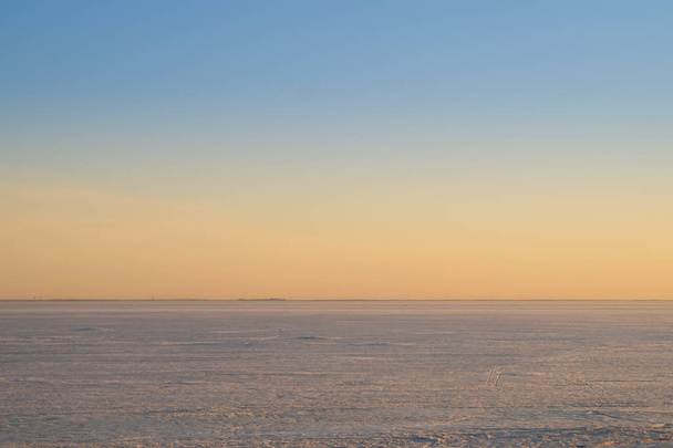 Frozen lake at evening landscape background. horizon line - Foto, Bild