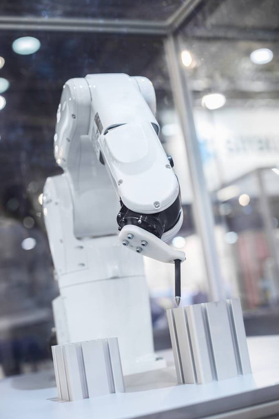 Automatic robot arm working in industrial environment - 写真・画像