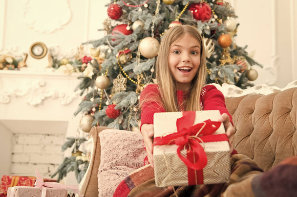 Look at that. Child enjoy the holiday. Happy new year. Winter. xmas online shopping. Family holiday. Christmas tree and presents. The morning before Xmas. Little girl - Photo, Image