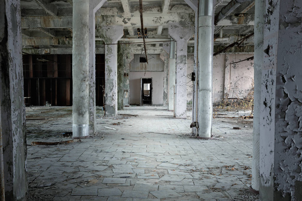 Çernobil'deki fabrikada terk edilmiş sanayi salonu - Fotoğraf, Görsel
