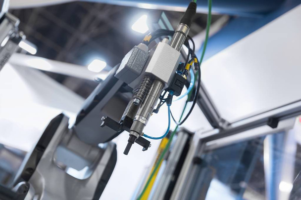 Endüstriyel ortamda çalışan otomatik robot kol - Fotoğraf, Görsel