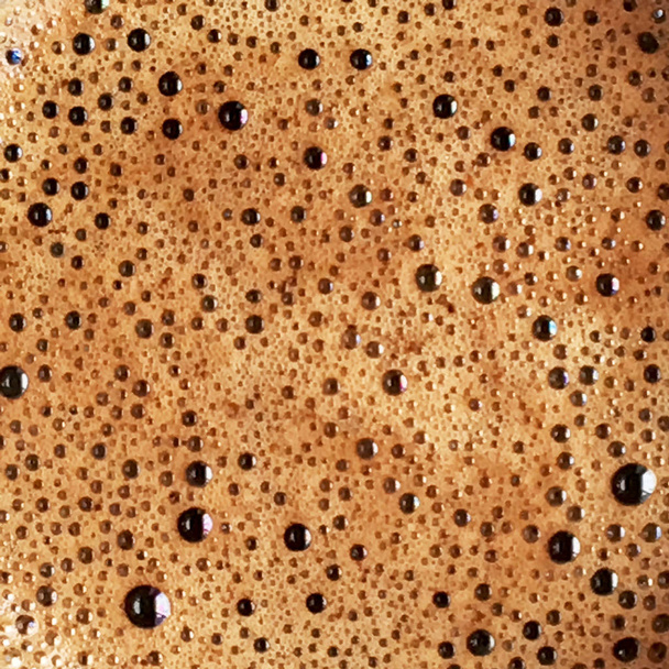 Бариста приготування гарячого смачного напою з бульбашкової піни - Фото, зображення