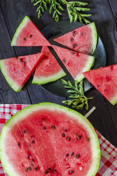 rijpe watermeloen op tafel - Foto, afbeelding