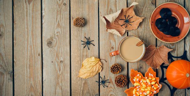 Праздничный фон Хэллоуина с чашкой кофе, медом и осенью
 - Фото, изображение