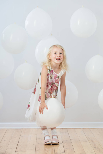 little girl with white balloons indoor - 写真・画像