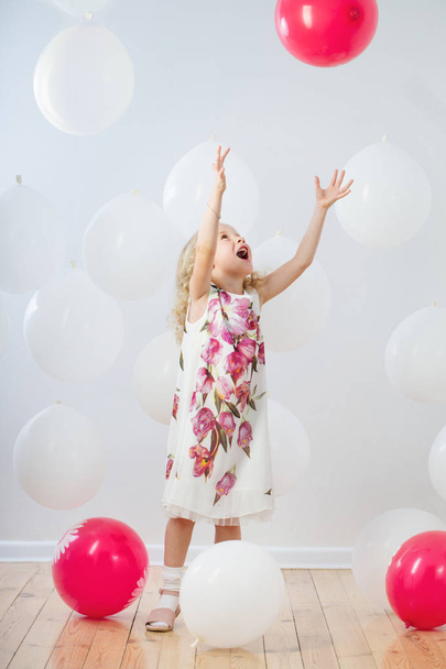 little girl with white and red  balloons indoor - Фото, изображение