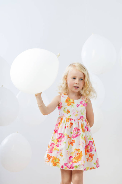 niña con globos blancos en el interior - Foto, imagen