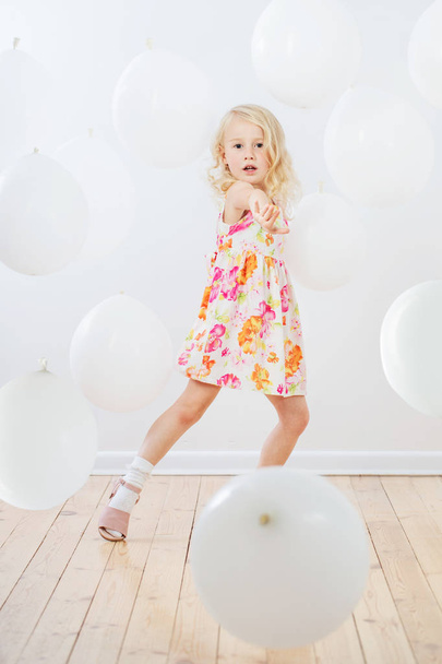 petite fille avec des ballons blancs intérieur - Photo, image