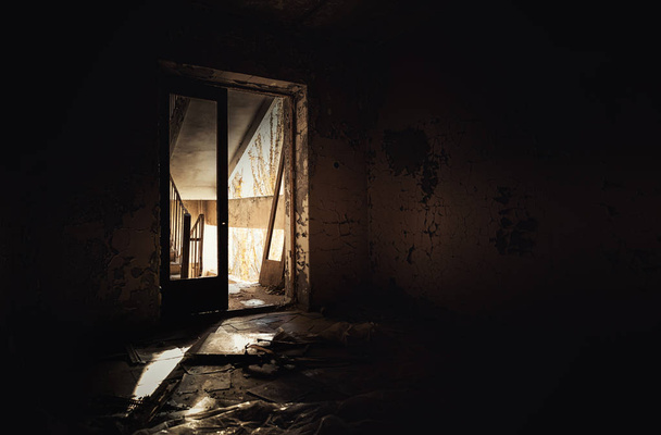 Abandoned hallway with light at the end - Foto, imagen
