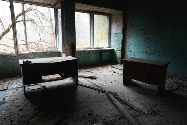 Abandoned and messy room in Pripyat post office - Valokuva, kuva
