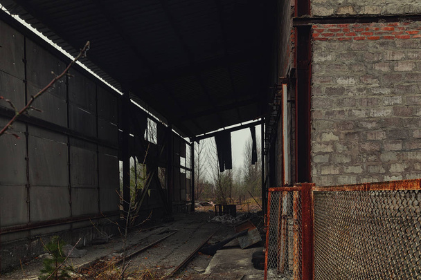 Verlaten kamer in Pripyat cementfabriek, Chernobyl uitsluitings zone 2019 - Foto, afbeelding