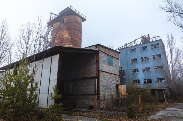 Elhagyott cement gyár közelében csernobili atomerőmű - Fotó, kép