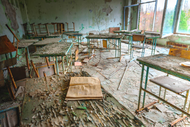 プリピャット、チェルノブイリ排除ゾーン2019の学校番号5の放棄された教室 - 写真・画像