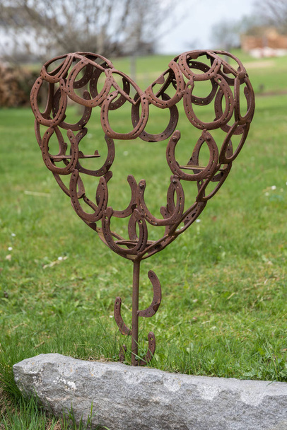 Horseshoe Heart als tuin decoratie - Foto, afbeelding