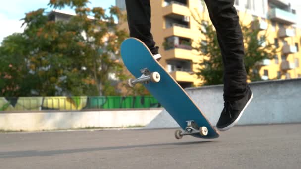 Slow Motion, Close Up: Nierozpoznawalny skateboardzista męski wykonuje odmianę kickflip w pustym betonowym skateparku. Zdjęcia kolesia łyżwiarza w śmiesznych skarpetkach z deskorolką. - Materiał filmowy, wideo