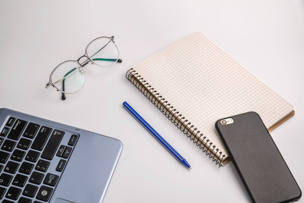 канцелярские принадлежности, ноутбук и ручка на белом фоне
 - Фото, изображение