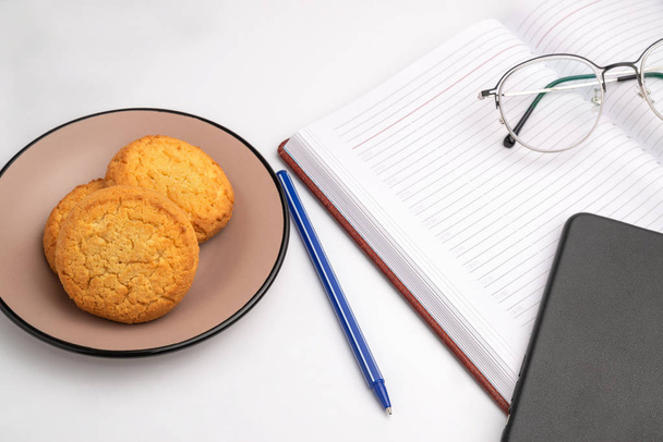 leckere Kekse auf weißem Hintergrund - Foto, Bild
