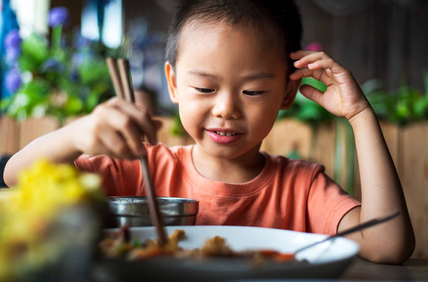 Asijské dítě s obědem v restauraci - Fotografie, Obrázek