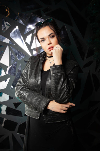 Hermosa chica de moda gótica con estilo en fondo de estudio negro
 - Foto, Imagen