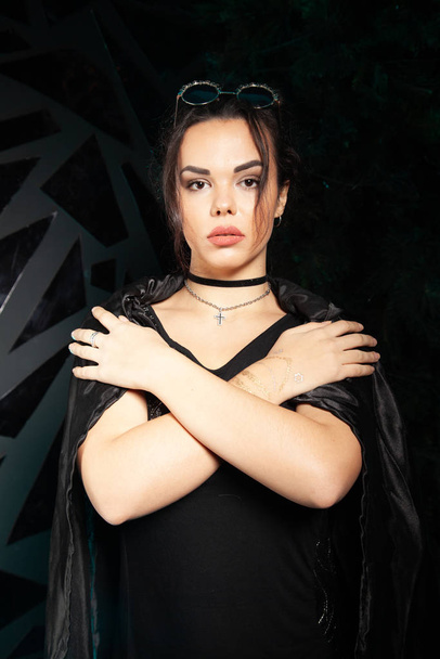schöne gotische Mode stilvolle Mädchen auf schwarzem Studiohintergrund - Foto, Bild