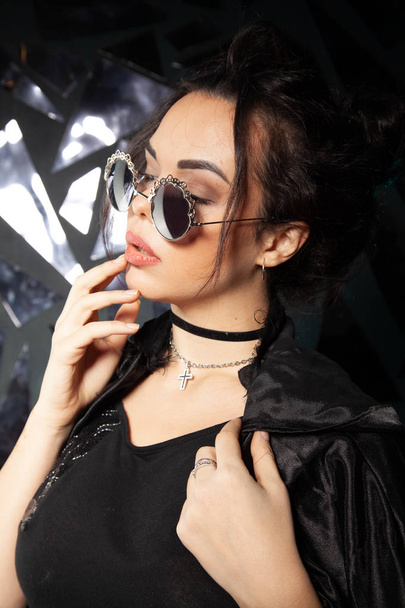 Gyönyörű goth divat stílusos lány fekete stúdió háttér - Fotó, kép